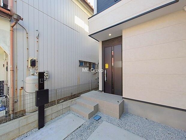 玄関まわりにはプランターを並べて季節の花でお客様をおもてなしできます。