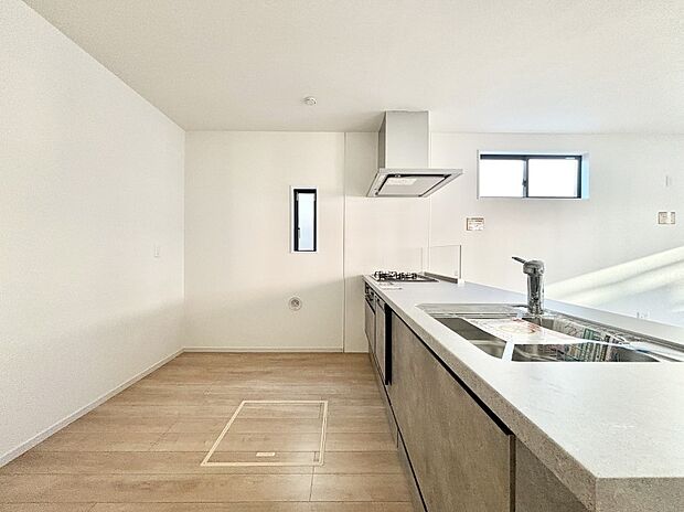 爽やかな風が通り抜けるキッチン。窓があるので明るく換気にも役立ちます。