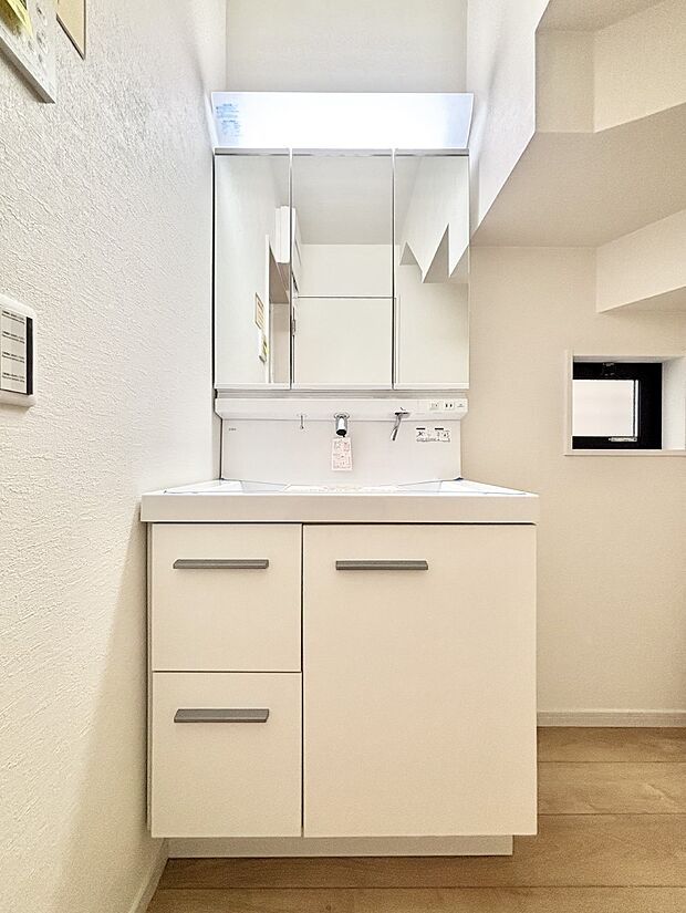 大きく見やすい三面鏡で清潔感ある洗面台は、身だしなみチェックや肌のお手入れにおすすめです。