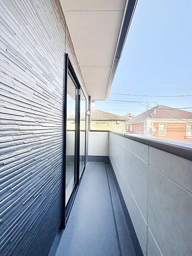 南向きのバルコニー!ご家族の洗濯物はもちろん、お布団もたっぷり干せます!