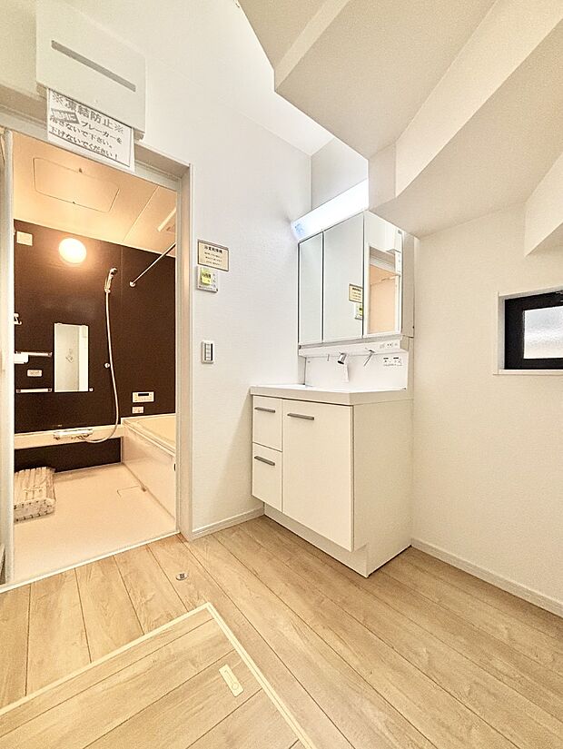 小窓がついているので湿気の多い場所でも換気が十分行えます。毎日の身支度を気持ち良く！