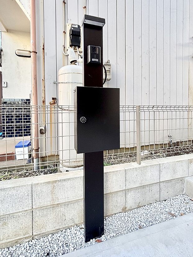 表札・インターホン・ポストをひとつに集約。エントランスになじむシンプルデザイン。