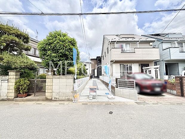 奥まった地形は、車道に面しておらず、静かでプライベート感を味わえる立地です。