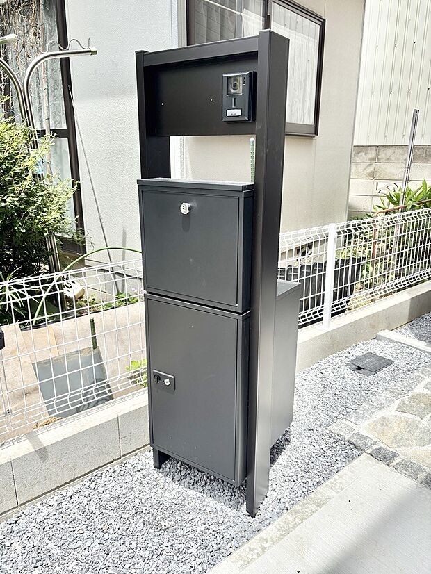 表札・インターホン・ポスト・宅配BOXをひとつに集約。エントランスになじむシンプルデザイン。