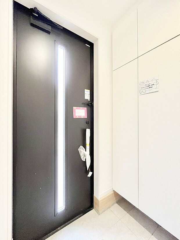 ガラススリットの入った玄関ドアが室内に光を届けてくれます