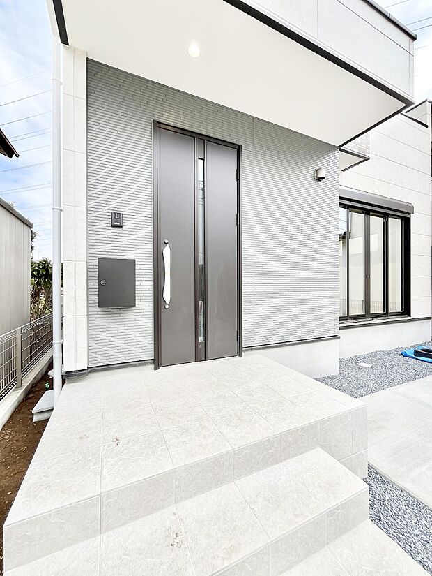 玄関前は雨が降っても濡れにくい屋根付き