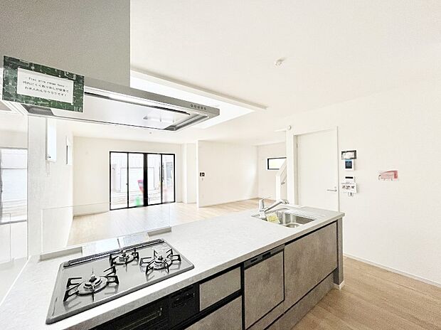 料理をしながらご家族との会話を楽しめる対面カウンターキッチン