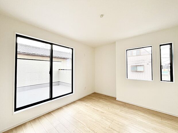 バルコニーが開放感をプラスしてくれる洋室