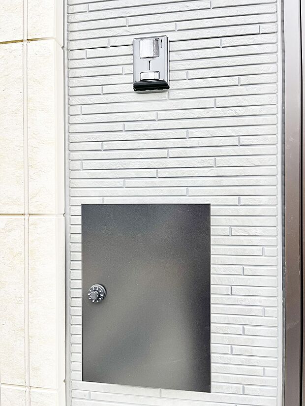 シンプルなデザインのポスト