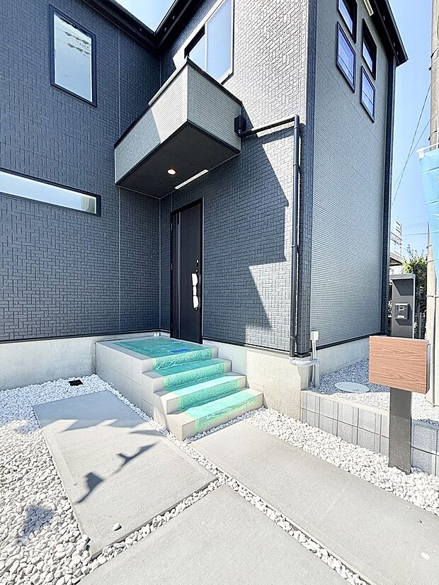 大切な家族、来客を出迎える玄関。玄関前は屋根付きで雨が降っていても濡れにくいです。 