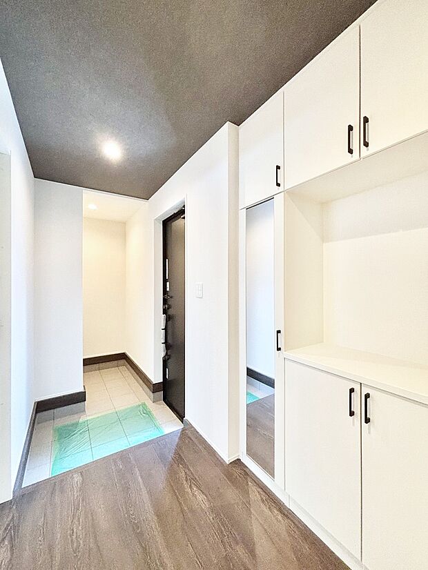 ミラー付きシューズボックスはお出かけ前の身だしなみチェックに便利