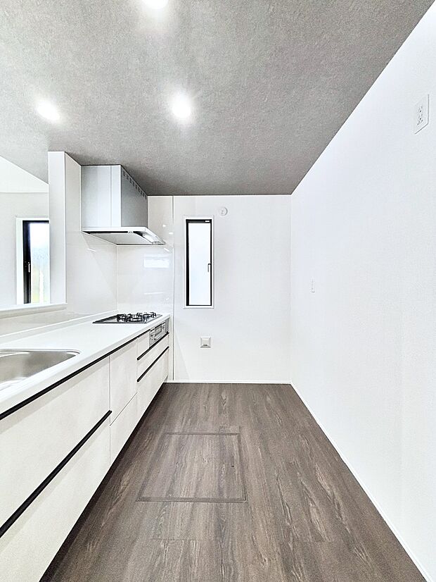 ポップアップ天井が素敵なキッチン!窓があるので採光もとれ換気にも役立ちます。