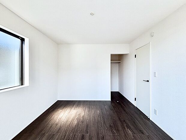 ウォークインクローゼットがあるお部屋。季節ごとの入れ替えも不要で便利です！