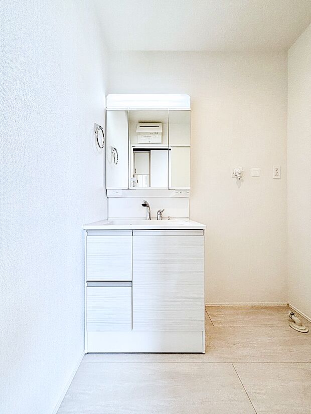 大きく見やすい三面鏡で清潔感ある洗面台は、身だしなみチェックや肌のお手入れにおすすめです。 