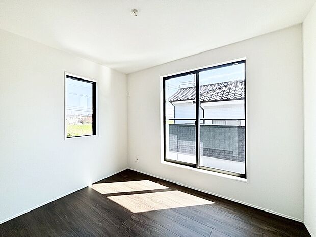 明るいバルコニーサイドに洋室を設置。目覚めの良い寝室に。