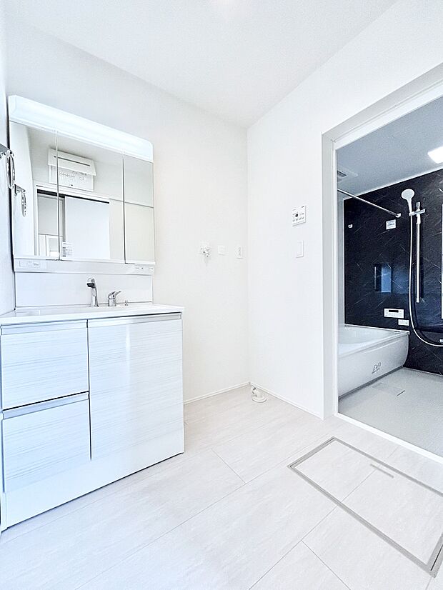 清潔感ある洗面化粧室で朝の身支度も快適