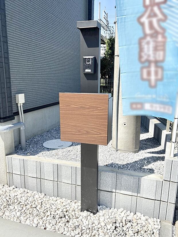 表札・インターホン・ポストをひとつに集約。エントランスになじむシンプルデザイン。