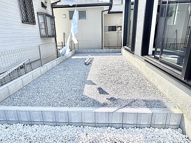 ガーデニングや家庭菜園も楽しめるお庭付き。