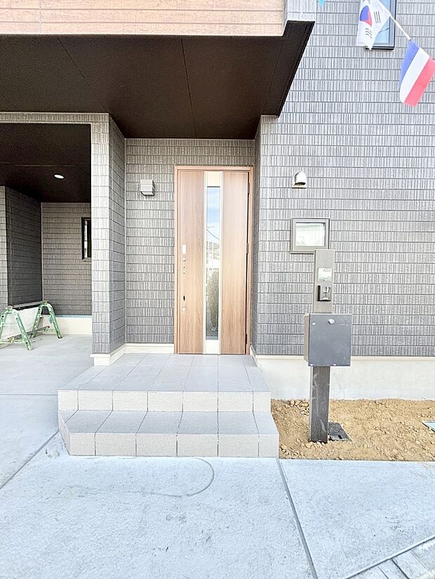 玄関前は雨が降っても濡れにくい屋根付き