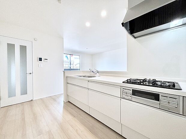 リビングで遊ぶお子様を見守りながらお料理ができる対面キッチン。