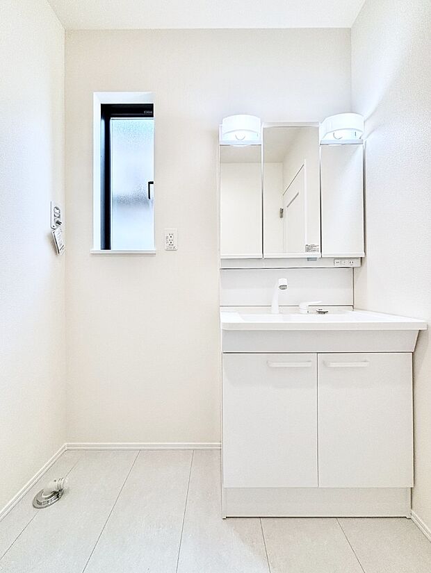 小窓がついているので湿気の多い場所でも換気ができ快適です。毎日の身支度を気持ち良く行えますね。