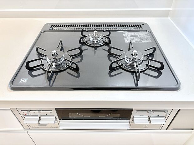 ガスコンロはＳｉセンサー搭載。火力調節や焦げ付き・消し忘れも防いでくれます。