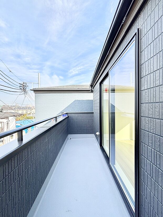 ゆったりバルコニーだから沢山お洗濯ものを干せます。