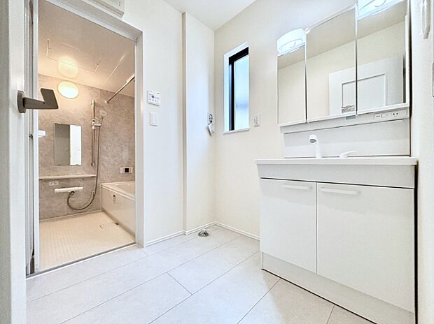 清潔感ある洗面化粧室で朝の身支度も快適