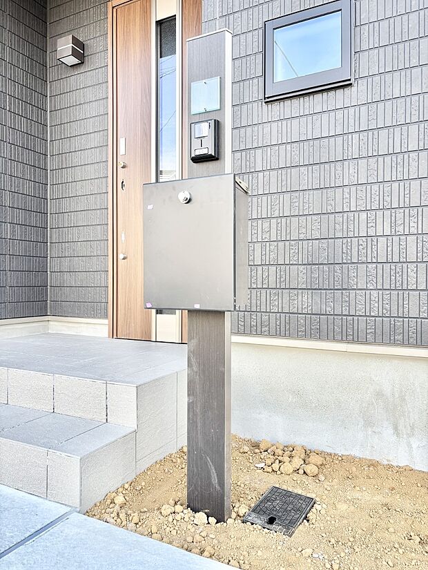 表札・インターホン・ポストをひとつに集約。エントランスになじむシンプルデザイン。