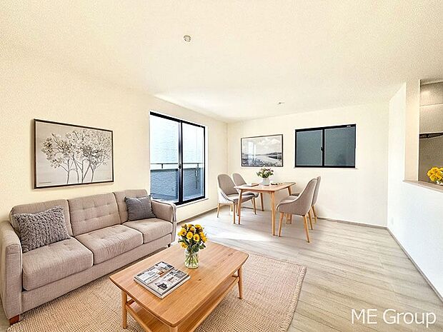 ご家族の賑やかな話し声で包まれる明るいリビング ※家具はCGです