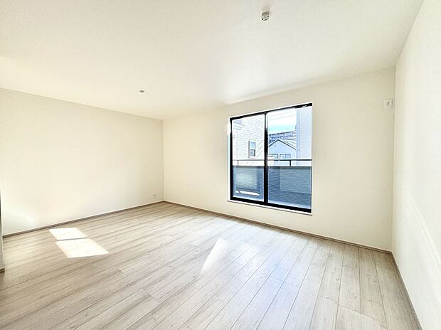 大きな窓からたっぷりの陽光と風を感じられるリビング