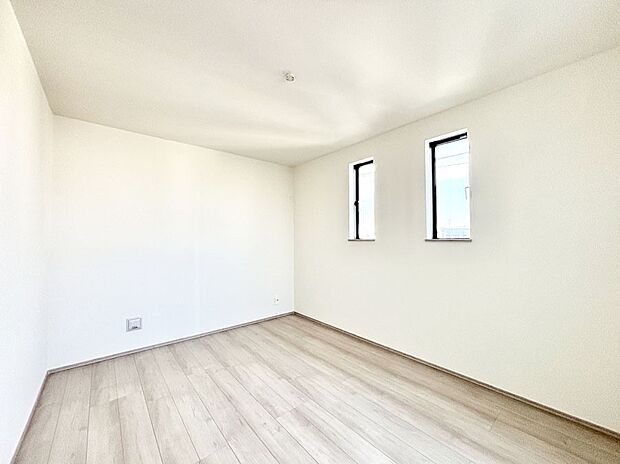 窓からのやさしい光が心地よいプライベートルーム