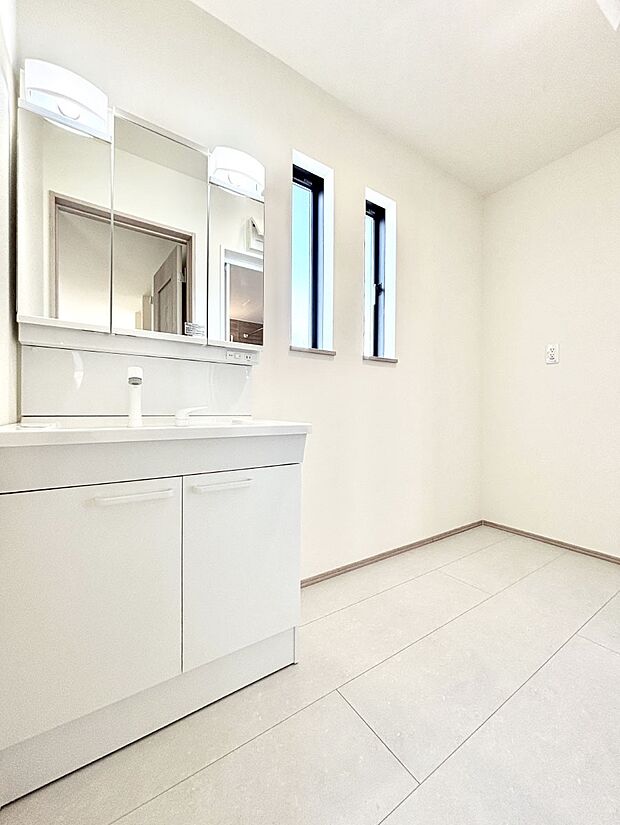 大きく見やすい三面鏡で清潔感ある洗面台は、身だしなみチェックや肌のお手入れにおすすめです。