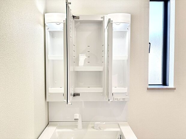 三面鏡の裏に、化粧品や衛生用品などを収納可能。洗面台をすっきりと保ちます!