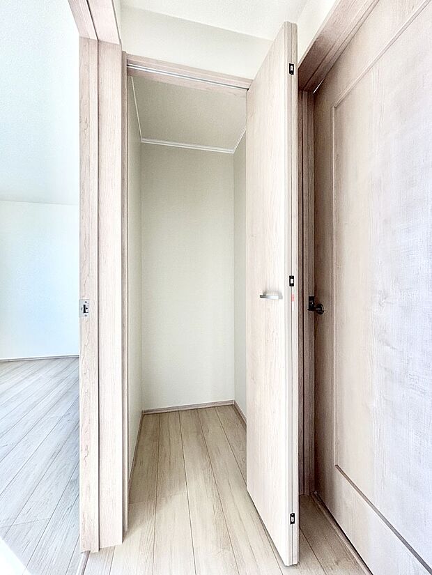 廊下収納。掃除道具や季節の小物を収納することができます。