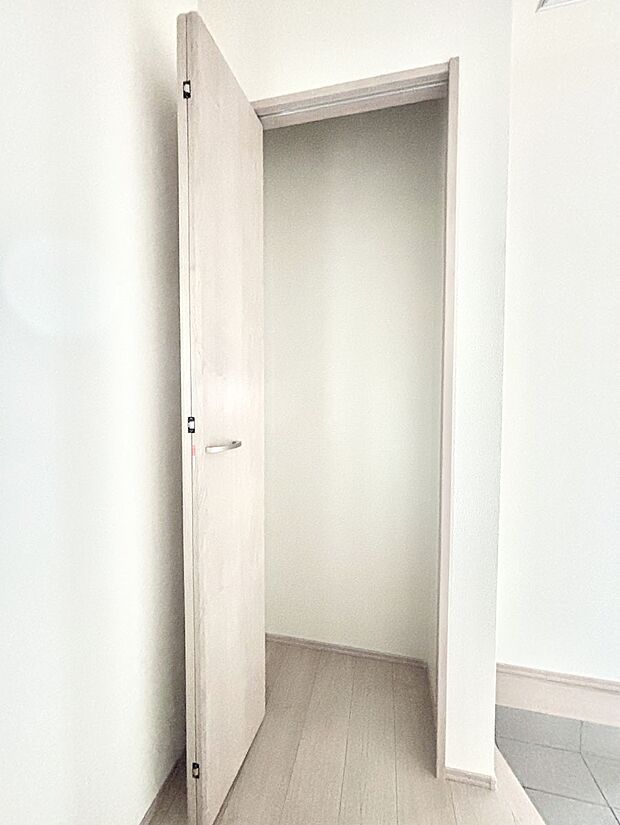 玄関ホール収納です。掃除道具やお出かけ用グッズの収納に便利です。