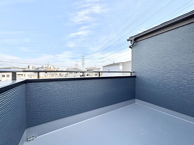 ゆったりバルコニーだから沢山お洗濯ものを干せます。