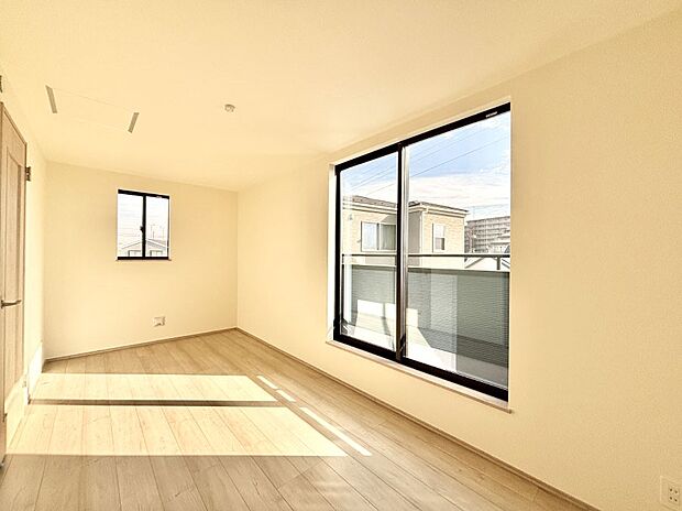 明るいバルコニーサイドに洋室を設置。目覚めの良い寝室に。