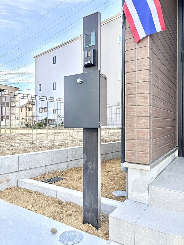 シンプルデザインのポスト。