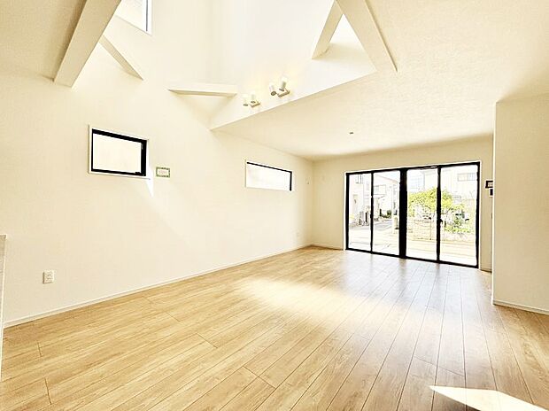 大きな窓からたっぷりの陽光と風を感じられるリビング