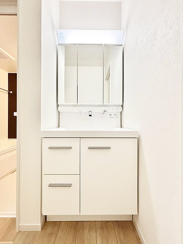 収納力と機能性に優れた洗面化粧台