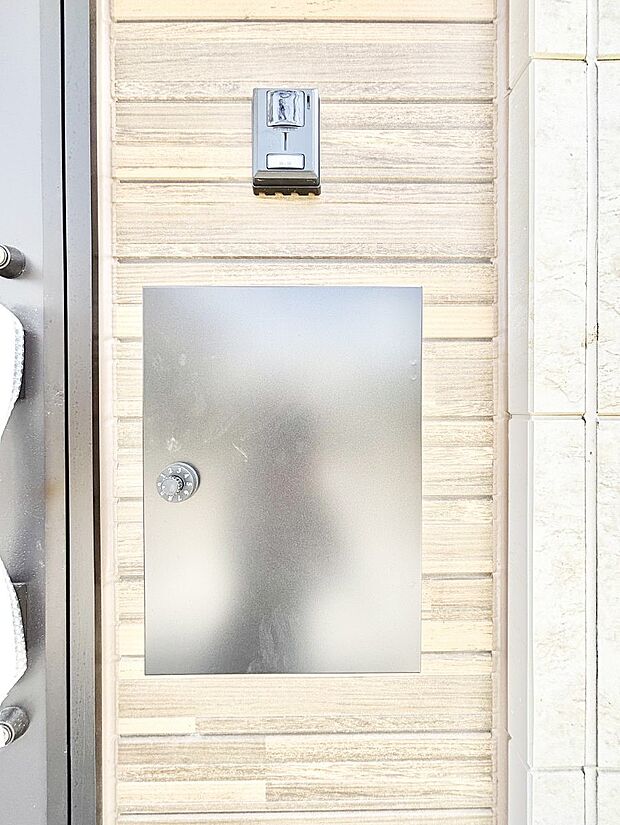 シンプルなデザインのポスト