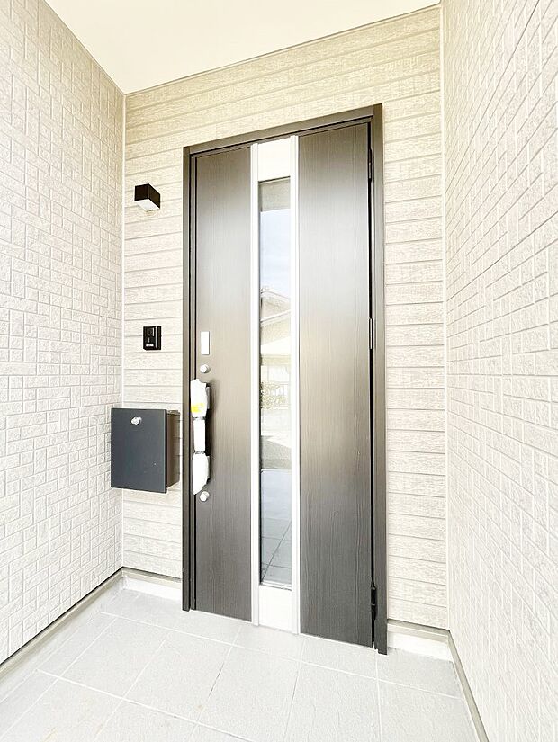 玄関前は雨が降っても濡れにくい屋根付き