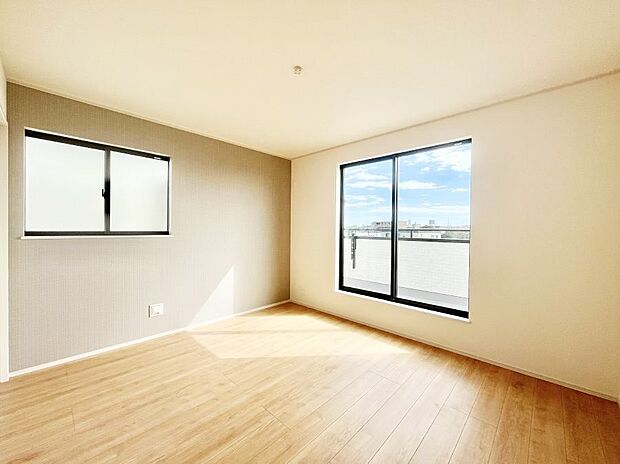 バルコニーが開放感をプラスしてくれる洋室