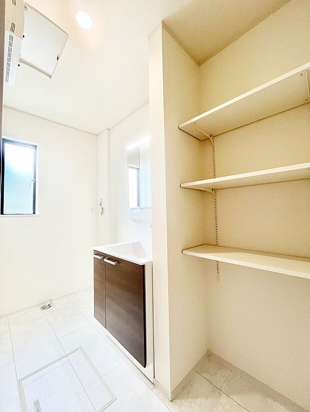 清潔感ある洗面化粧室で朝の身支度も快適