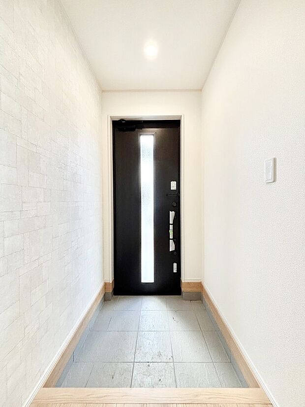 玄関ドアにスリッドラインが入っているので光の演出をしてくれます!