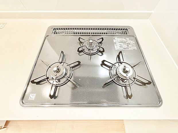 ガスコンロはSiセンサー搭載。火力調節や焦げ付き・消し忘れも防いでくれます。