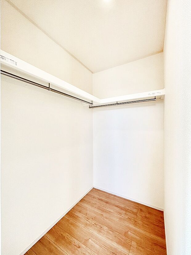 ウォークインクローゼットの活用で生活空間スッキリ