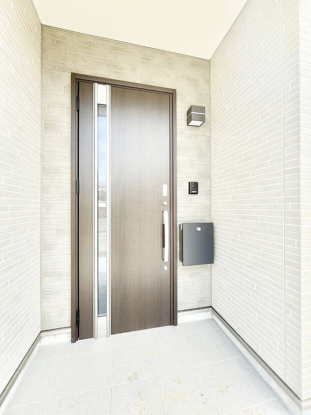 玄関前は雨が降っても濡れにくい屋根付き