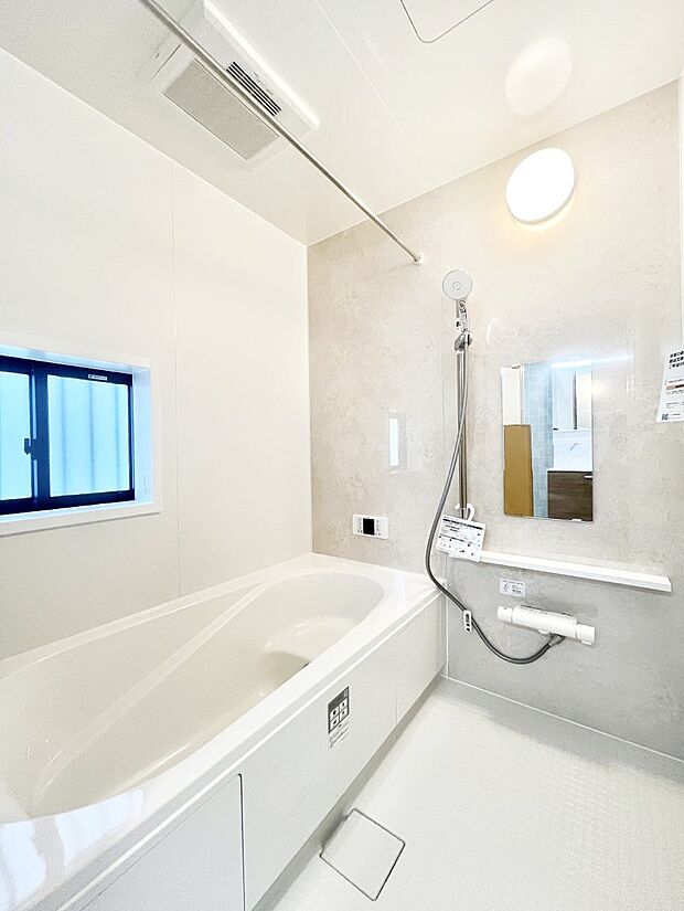 一日の疲れを癒してくれる明るい清潔感のあるバスルーム